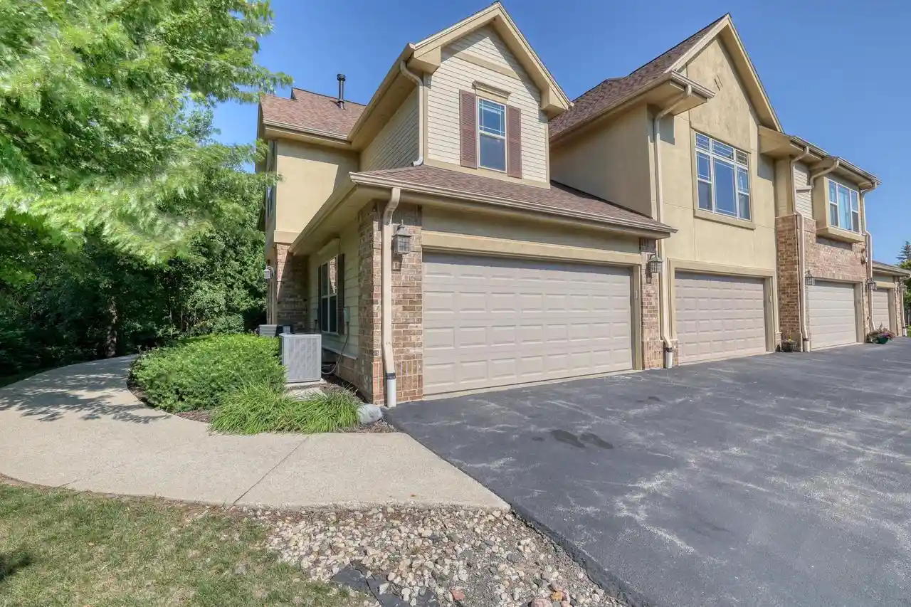 Homes for sale in Franklin, WI | 8667 S Deerwood Lane Lane, Franklin, WI 53132 | MLS# 1970863