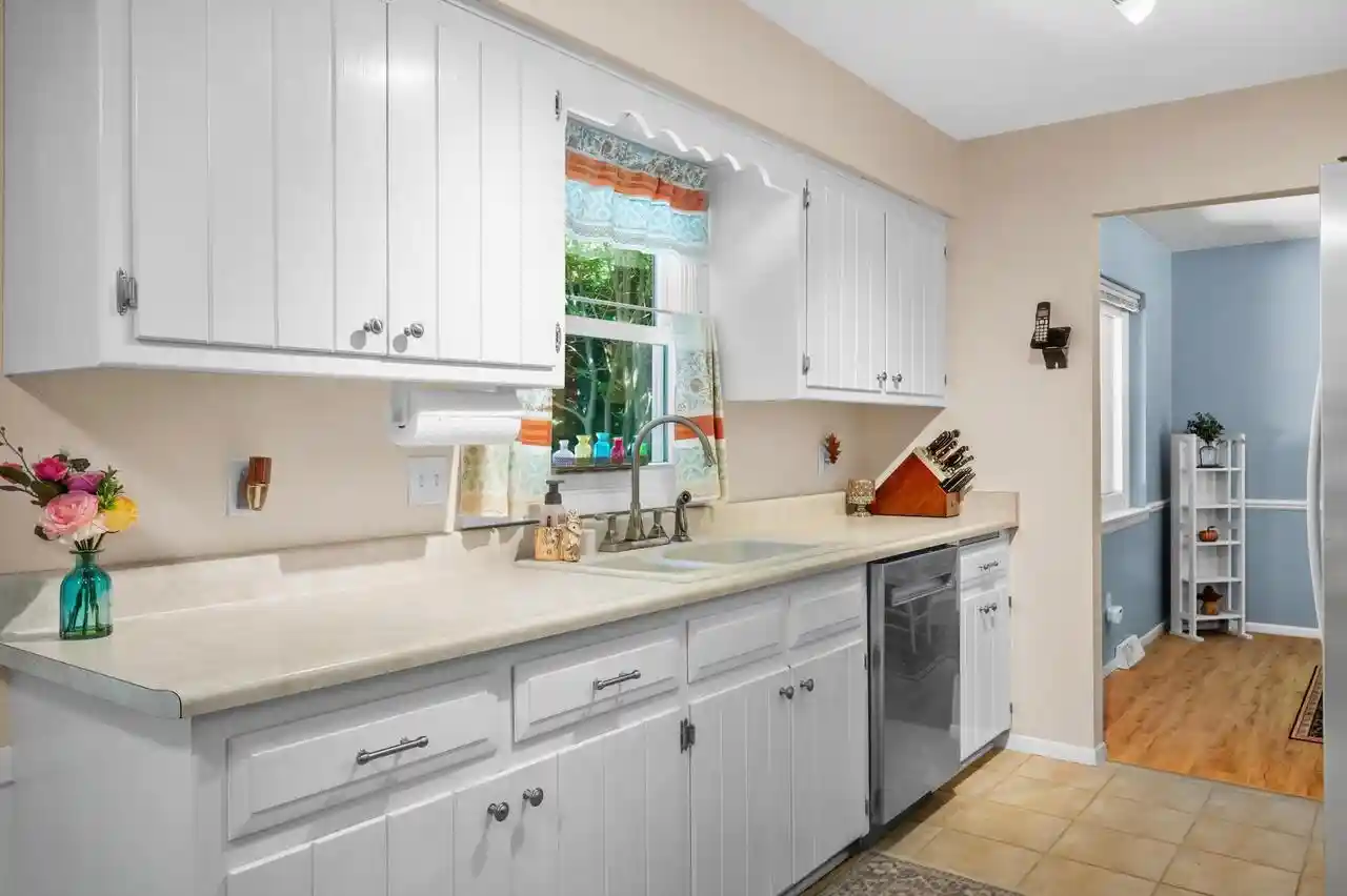 4th image of 5888 Riverside Dr Dr, Greendale, WI 53129 | MLS# 1970926