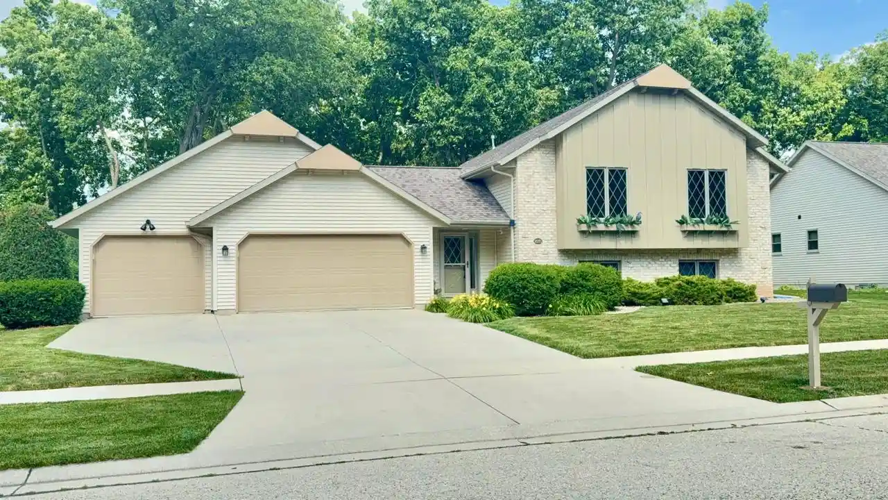 1st image of 1071 Woodcrest Dr Dr, Fond Du Lac, WI 54935 | MLS# 50328878