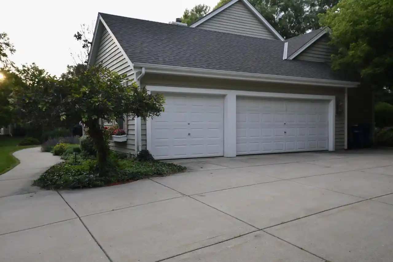 Homes for sale in Muskego, WI | S67w18950 Steeplechase Dr Dr, Muskego, WI 53150 | MLS# 1970989