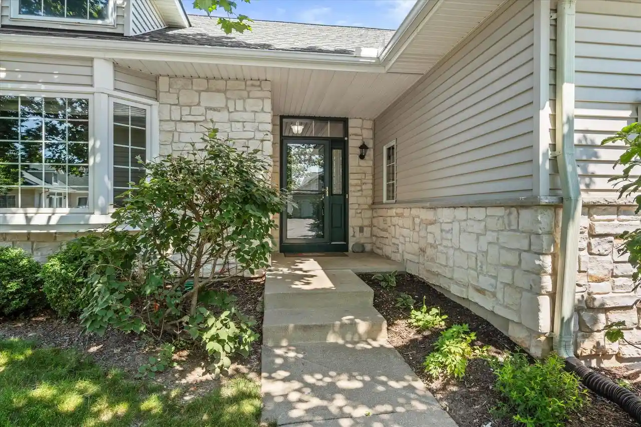 2nd image of 293 Cardinal Lane Lane, Hartland, WI 53029 | MLS# 1970998