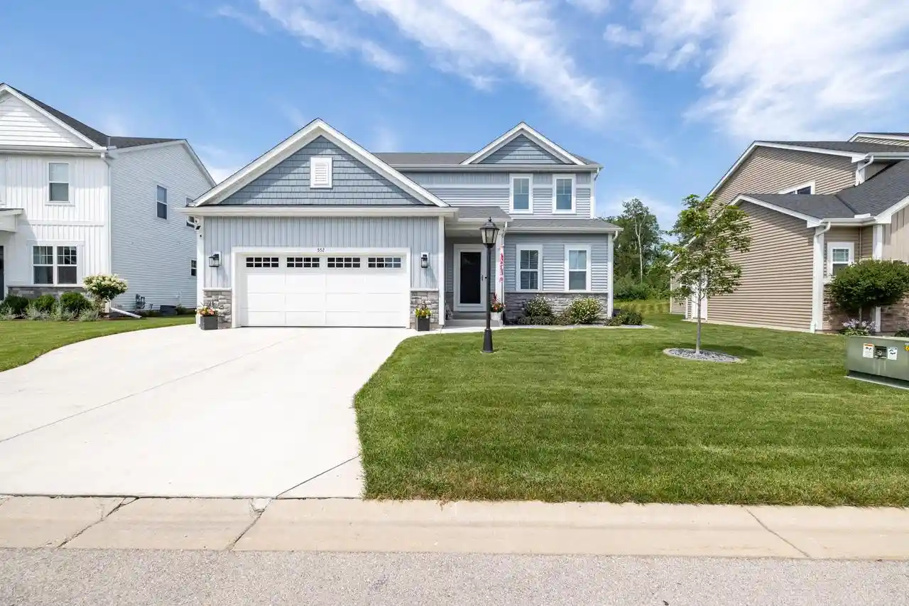 1st image of 552 Wild Oak Road Road, Hartland, WI 53029 | MLS# 1971010