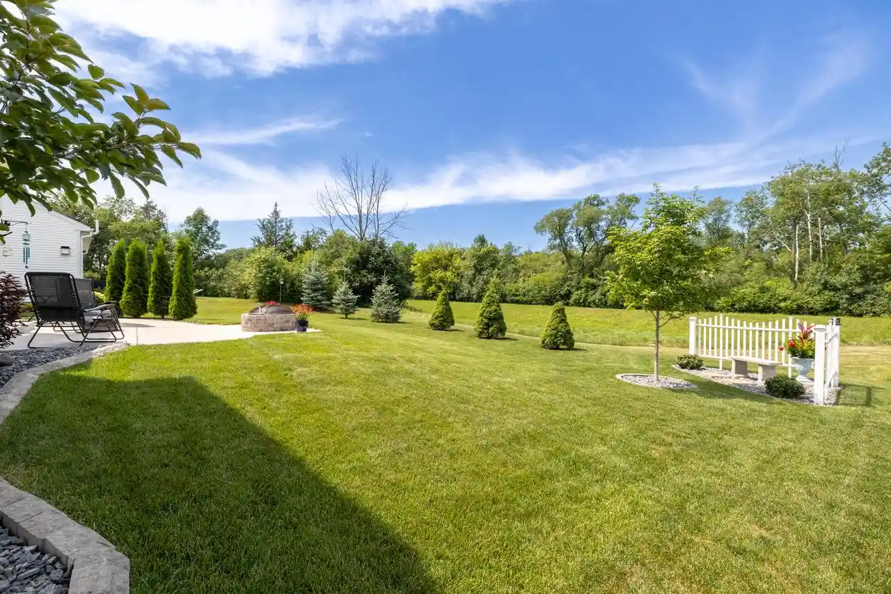 2nd image of 552 Wild Oak Road Road, Hartland, WI 53029 | MLS# 1971010