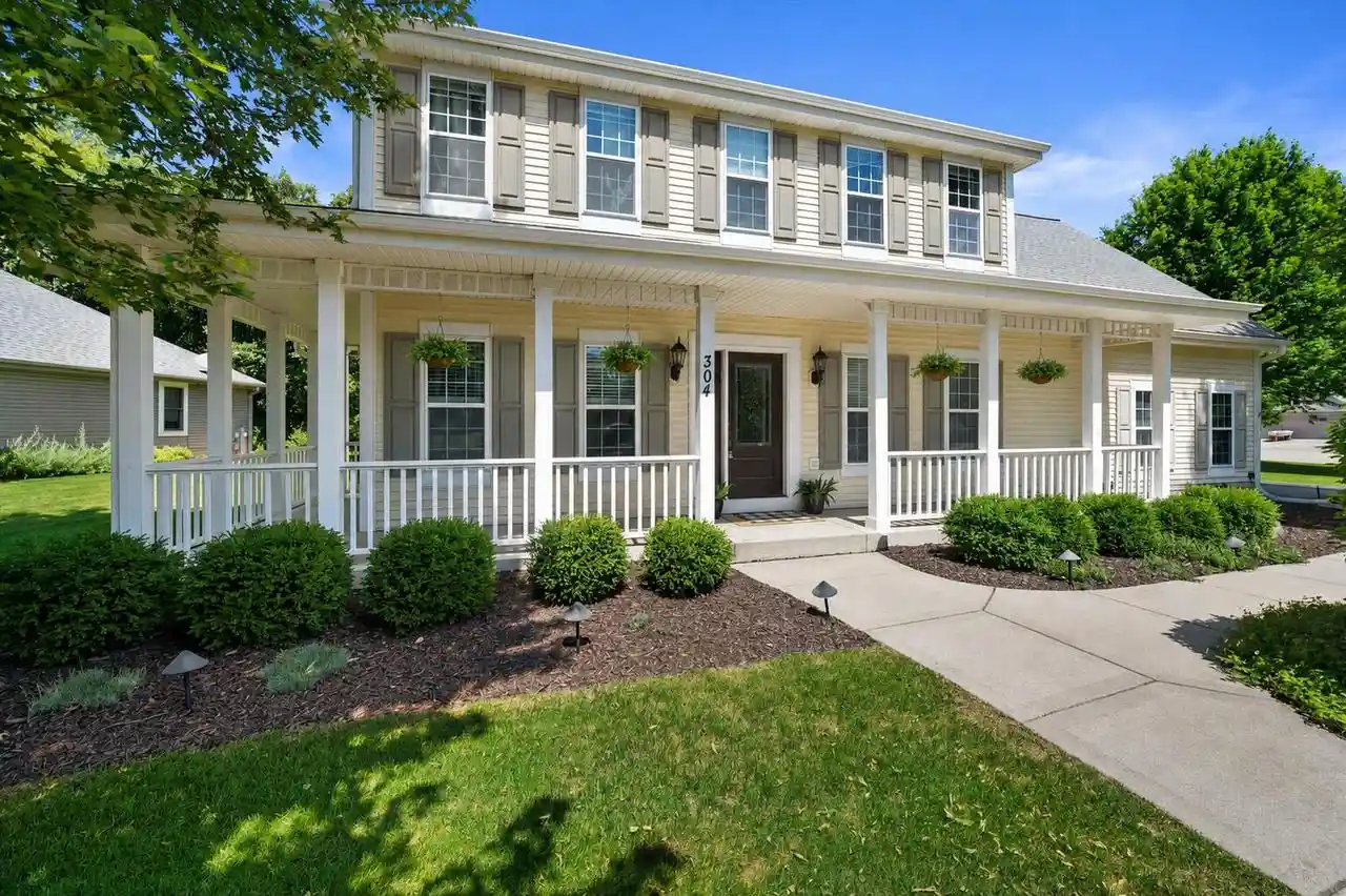 1st image of 304 Woodlands Court Court, Hartland, WI 53029 | MLS# 1971040