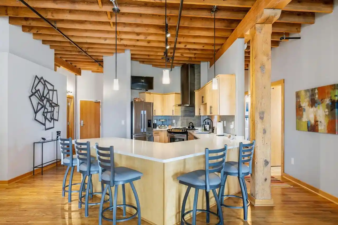 2nd image of 418 N 3Rd St St, Milwaukee, WI 53203