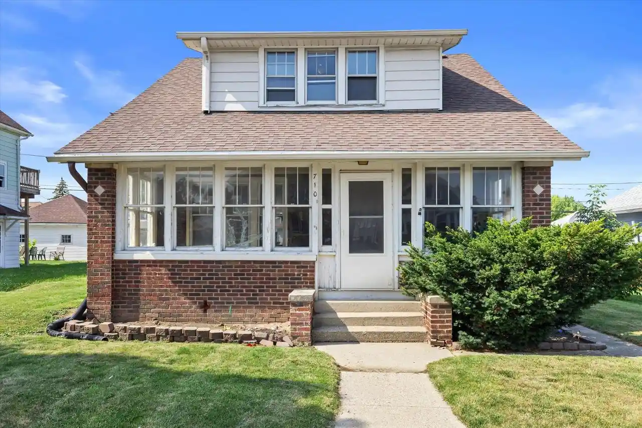 Homes for sale in South Milwaukee, WI | 710 Montana Avenue Avenue, South Milwaukee, WI 53172 | MLS# 1971060