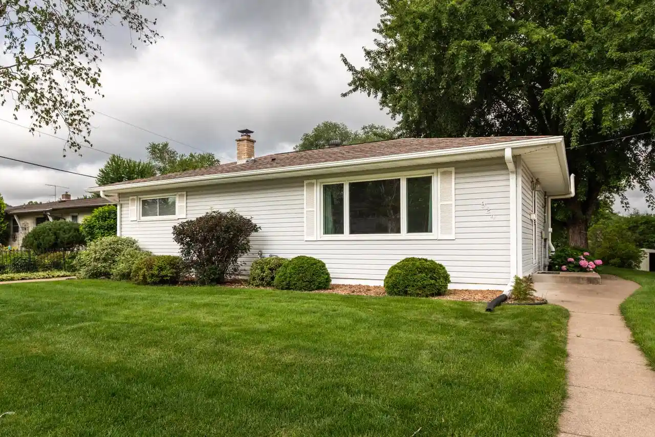 1st image of 924 Spruce Dr Dr, La Crescent, MN 55947 | MLS# 1971113