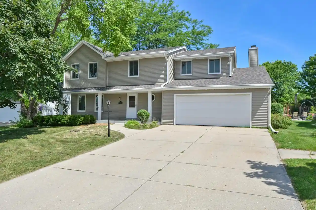 Homes for sale in New Berlin, WI | 16280 W Heatherly Dr Dr, New Berlin, WI 53151 | MLS# 1971157
