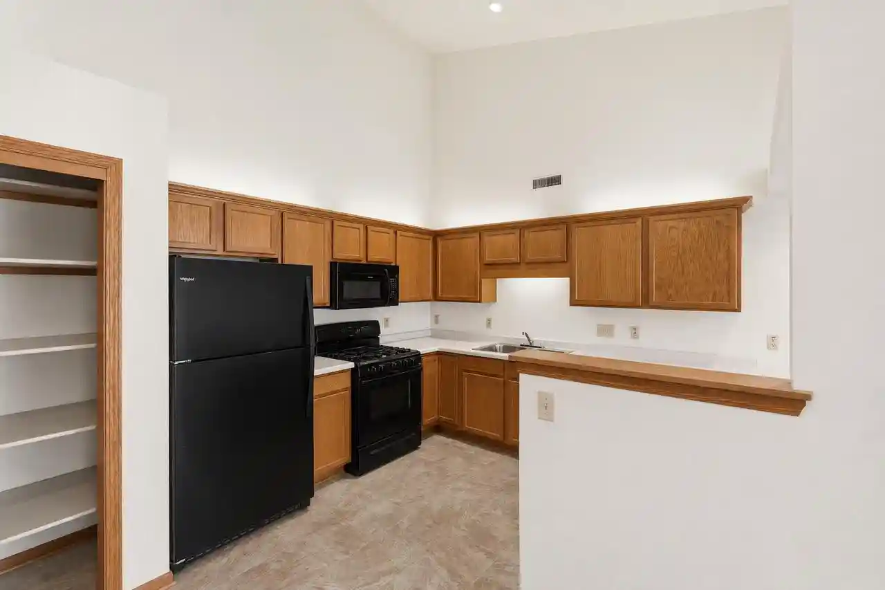 2nd image of 6501 S Creekside Dr Dr, Cudahy, WI 53110