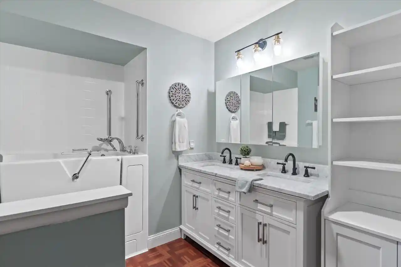Listing Photo 5 - Condo for sale in building located at 5228 Woodbridge Ln S Ln S, Milwaukee, WI 53221 - Unit #5228