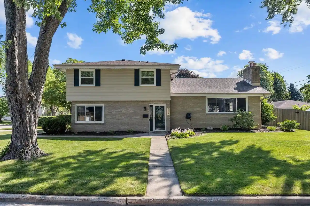 1st image of 1420 S Riverdale Dr Dr, Appleton, WI 54914 | MLS# 50328905