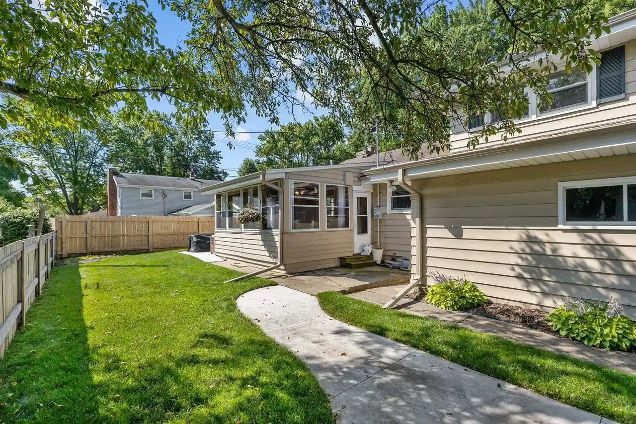 2nd image of 1420 S Riverdale Dr Dr, Appleton, WI 54914 | MLS# 50328905
