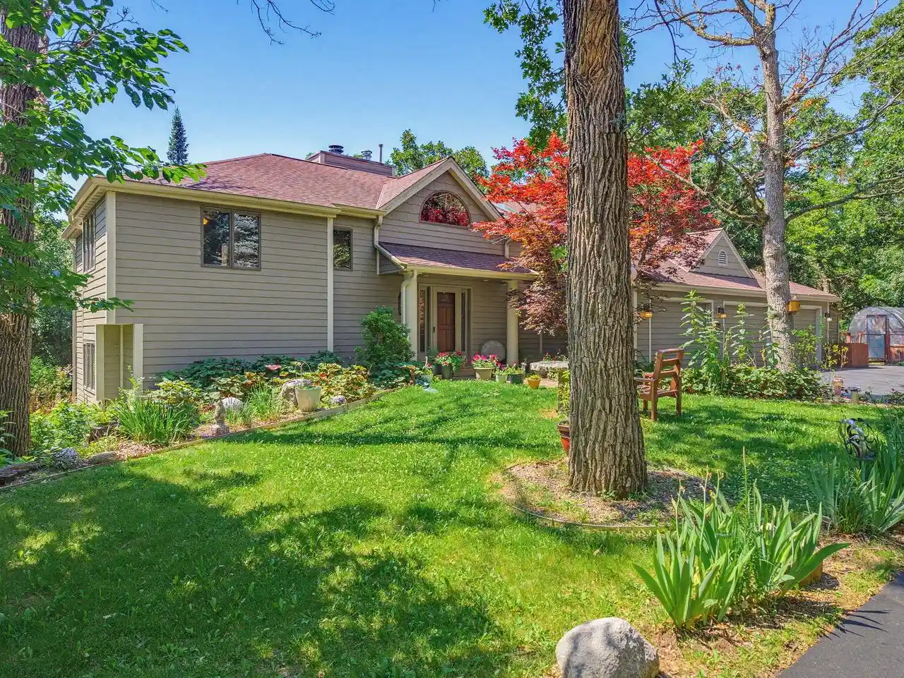 Photo 1 of Single family home for sale at S1w31450 Hickory Hollow Court Court, Delafield, WI 53018 | MLS# 1971198 | Listing updated on 2026-08-29