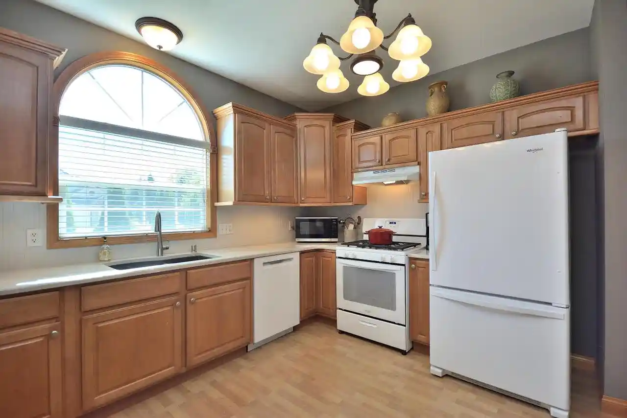 4th image of W232n3011 Emerald Ln Ln, Pewaukee, WI 53072