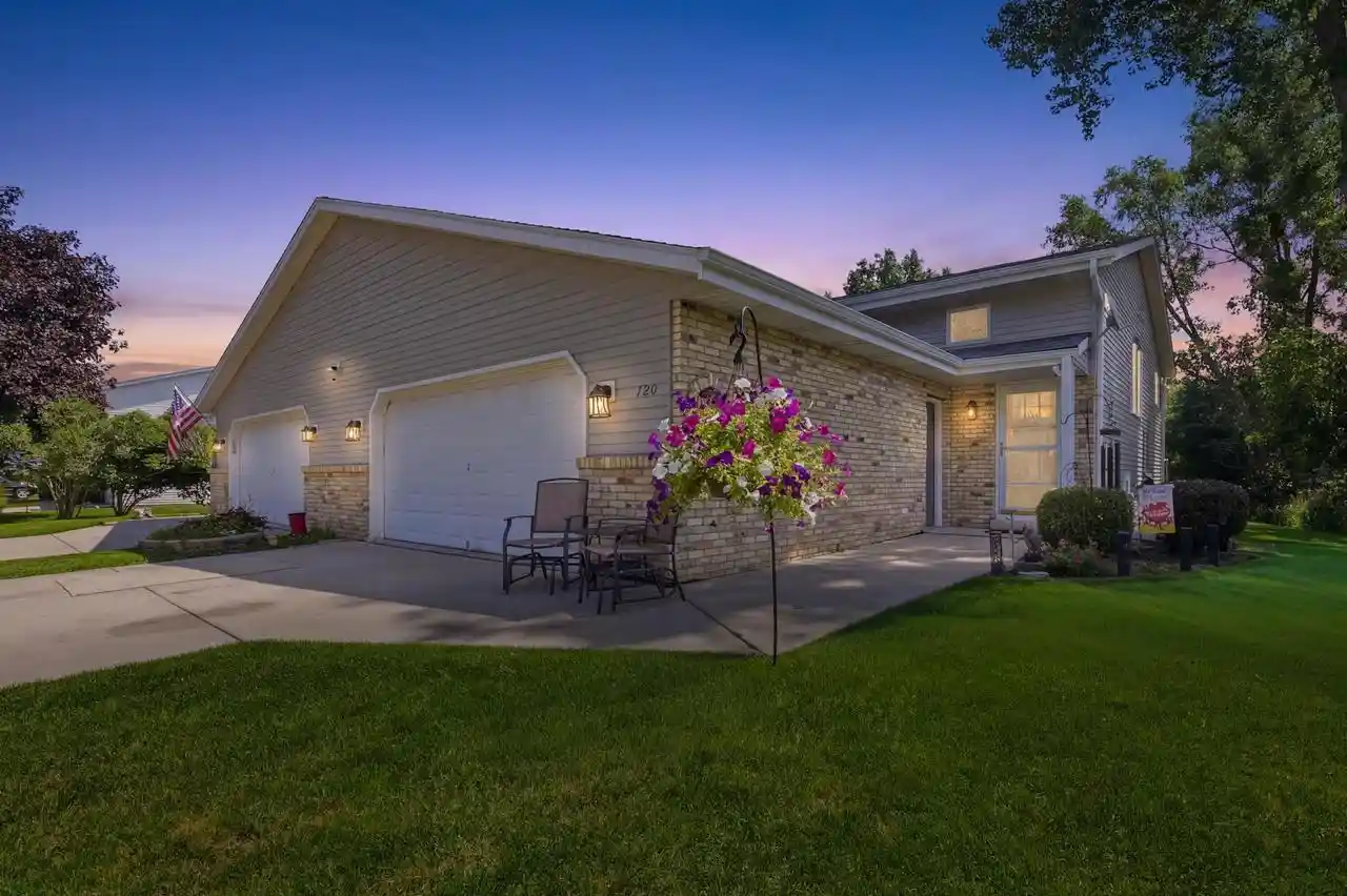 Homes for sale in Hartford, WI | 720 Timberline Trail Trail, Hartford, WI 53027 | MLS# 1971228