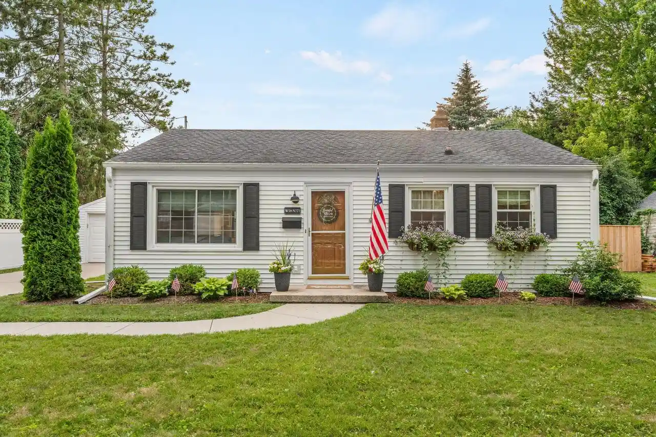 Homes for sale in Cedarburg, WI | W59n777 Highwood Dr Dr, Cedarburg, WI 53012 | MLS# 1971305
