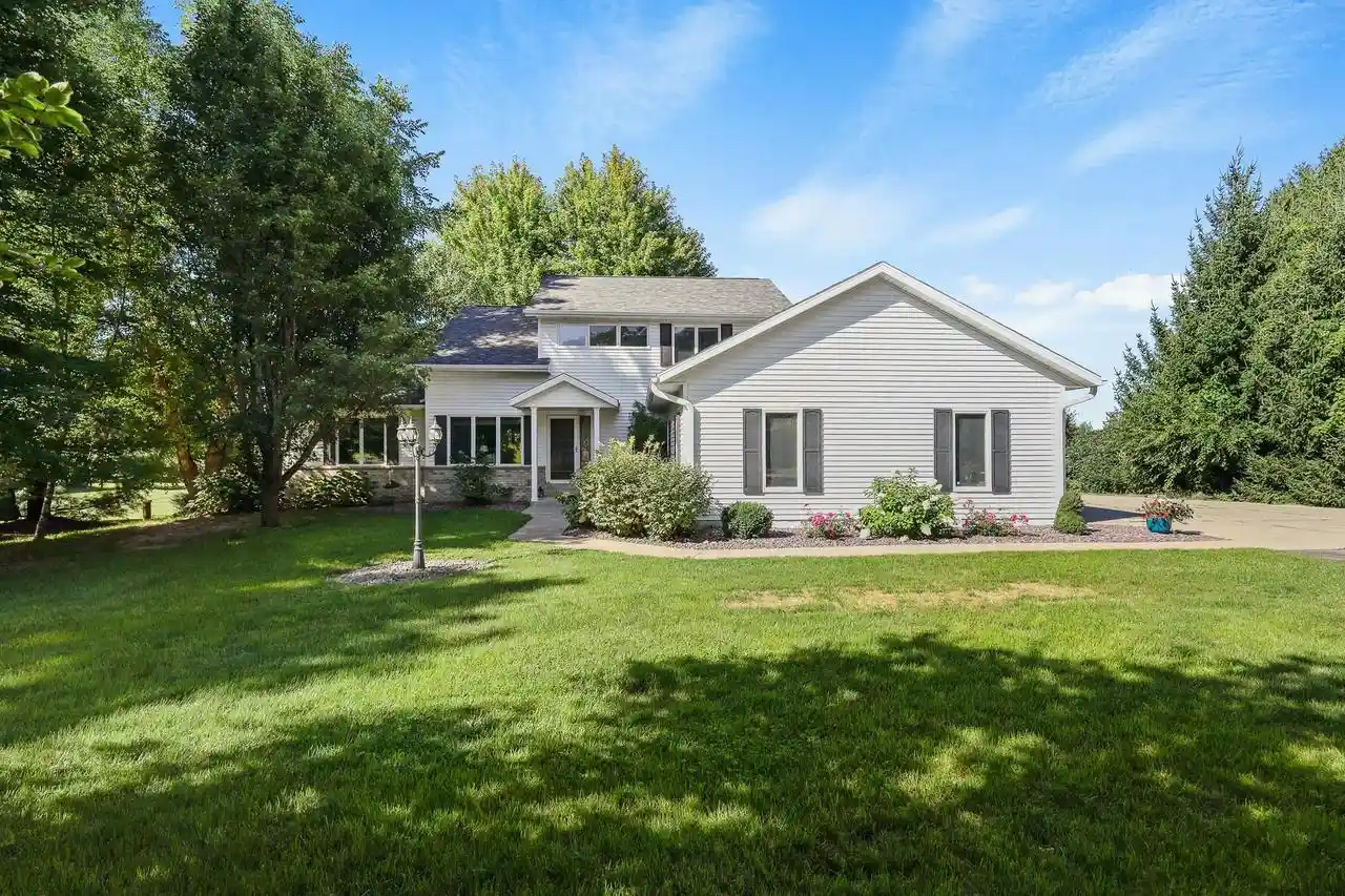 1st image of 7801 N Robert Dr Dr, Evansville, WI 53536 | MLS# 2027852