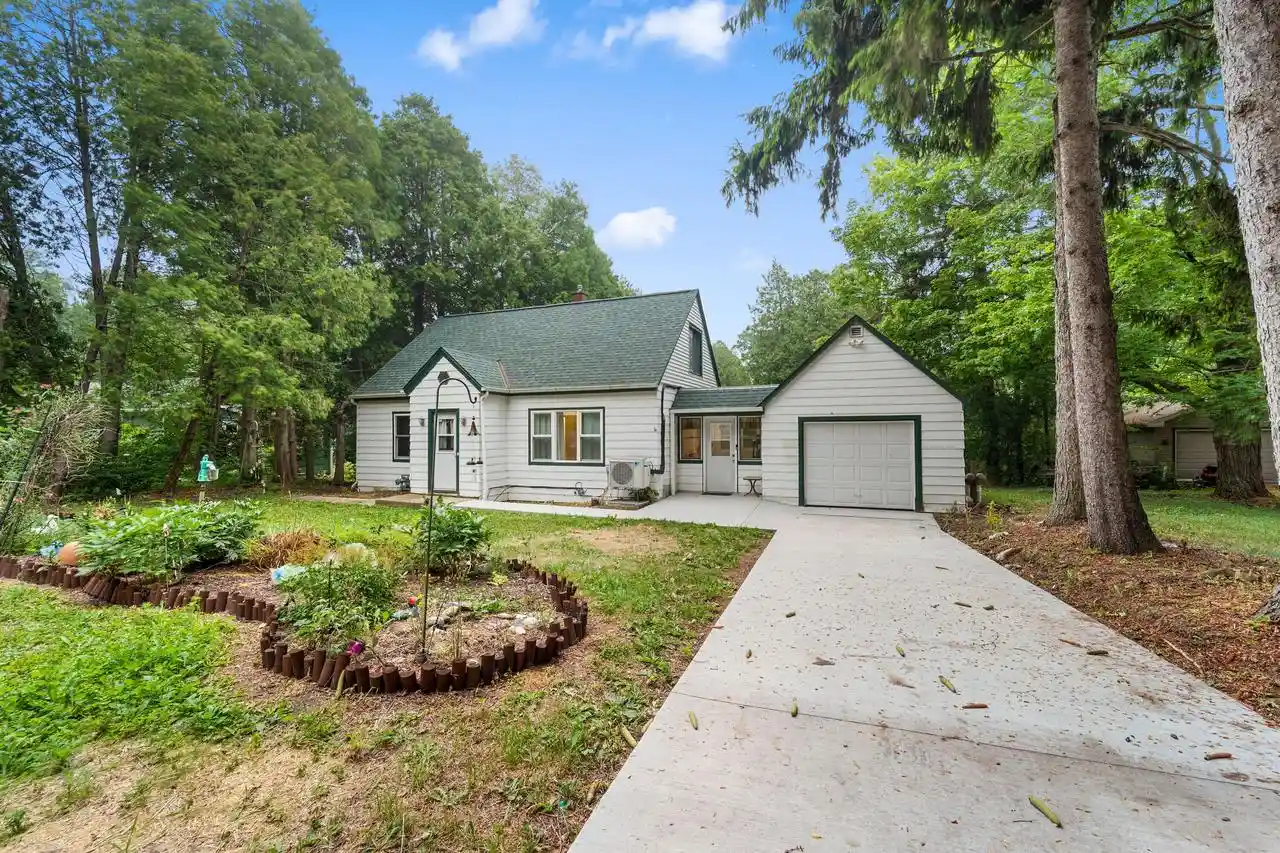 1st image of 1900 Edgewater Dr Dr Dr, Grafton, WI 53024 | MLS# 1971358