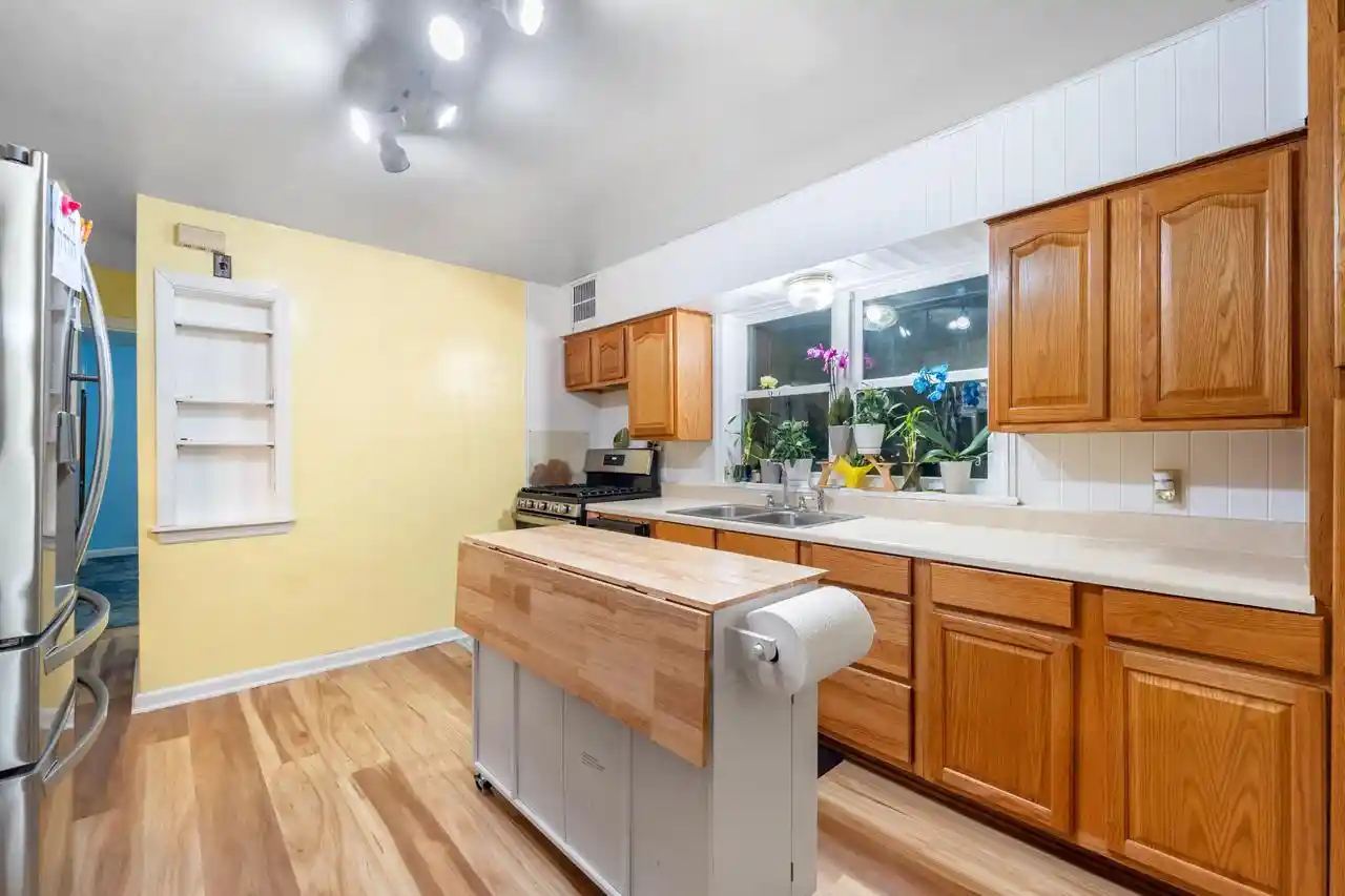 2nd image of 1900 Edgewater Dr Dr Dr, Grafton, WI 53024 | MLS# 1971358