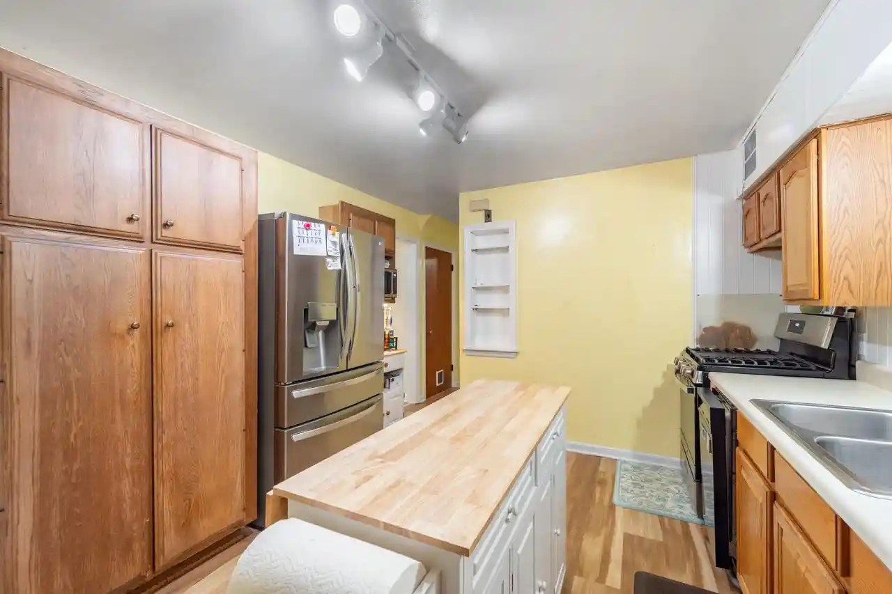 3rd image of 1900 Edgewater Dr Dr Dr, Grafton, WI 53024 | MLS# 1971358