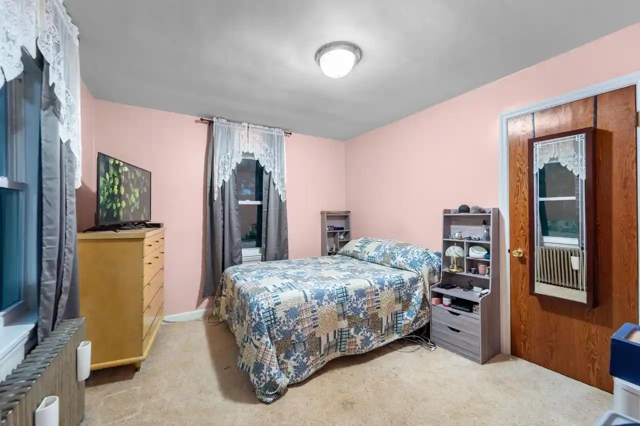 4th image of 1900 Edgewater Dr Dr Dr, Grafton, WI 53024 | MLS# 1971358