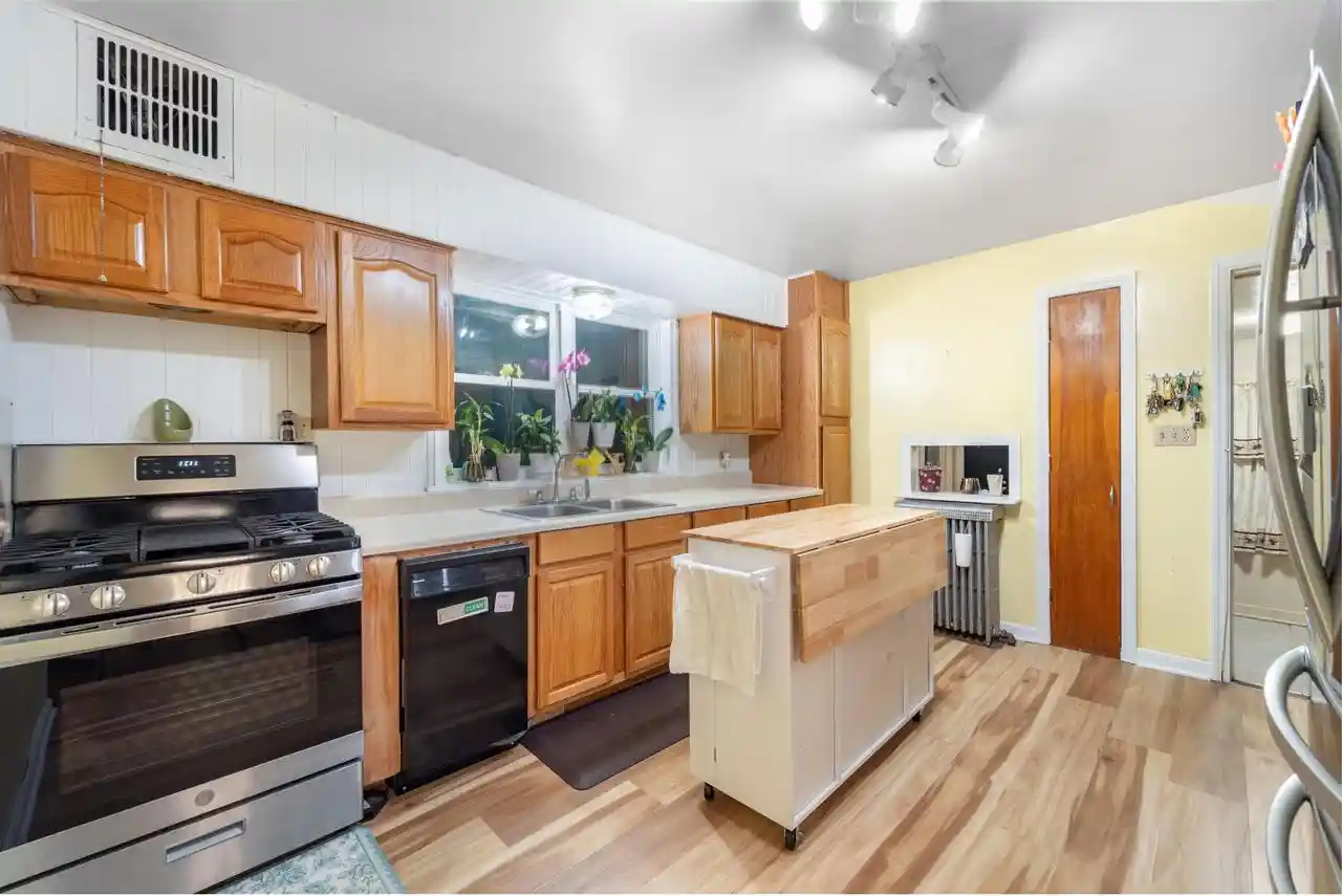 22nd image of 1900 Edgewater Dr Dr Dr, Grafton, WI 53024 | MLS# 1971358