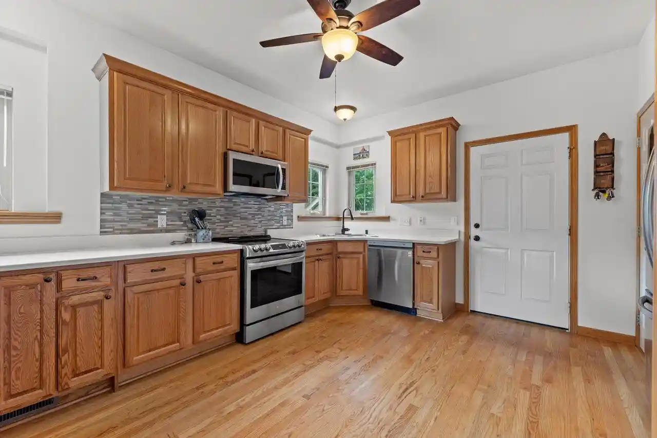 4th image of W232n3080 Emerald Ln Ln, Pewaukee, WI 53072