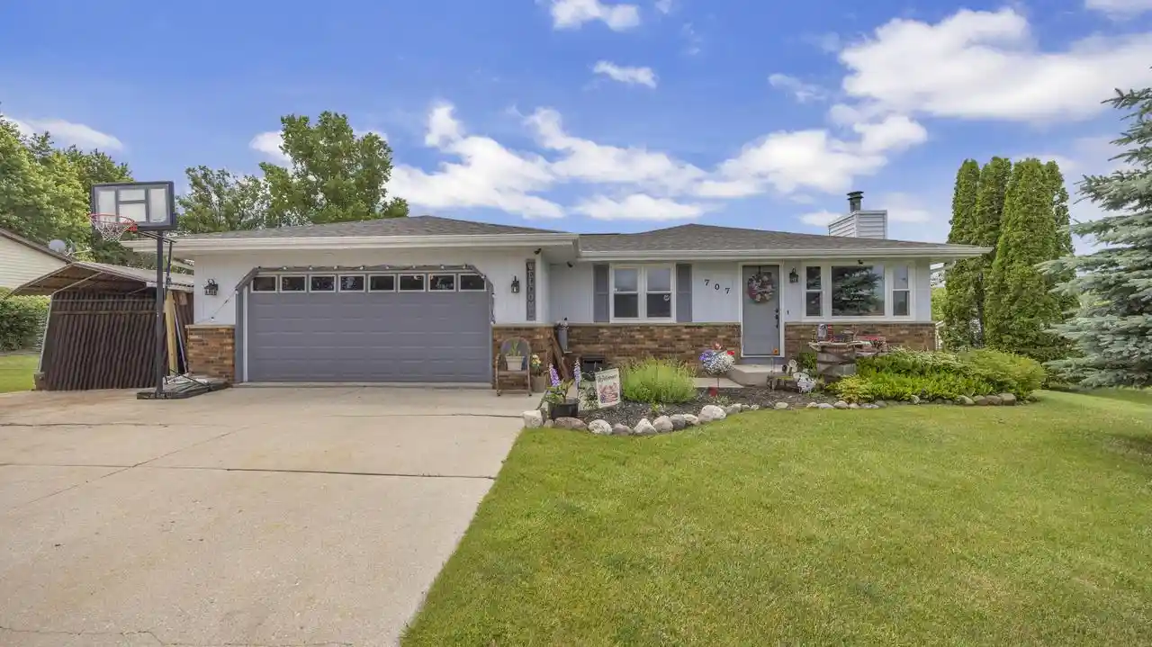 Homes for sale in Howards Grove, WI | 707 Goldfinch Lane Lane, Howards Grove, WI 53083 | MLS# 1971478