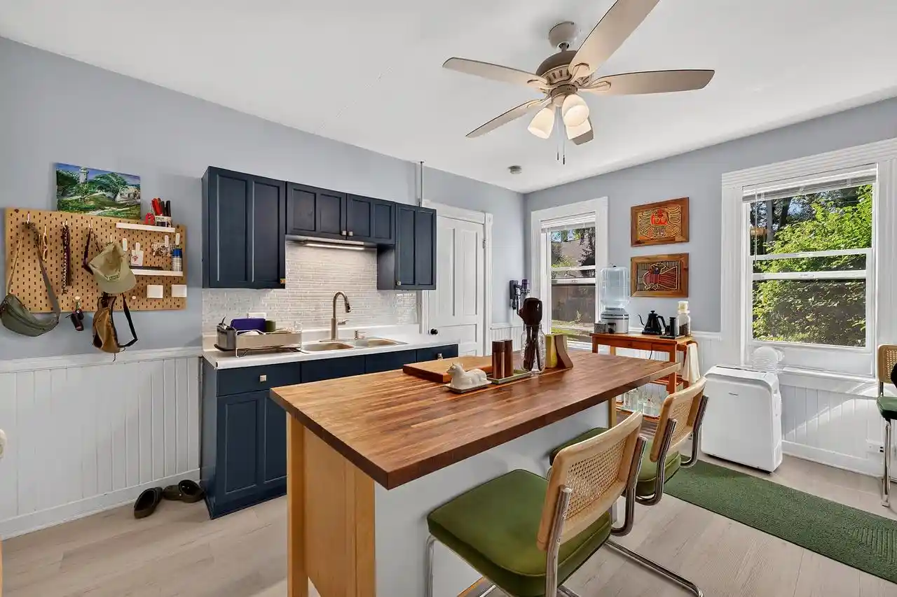 3rd image of 10612 N Cedarburg Rd Rd, Mequon, WI 53092