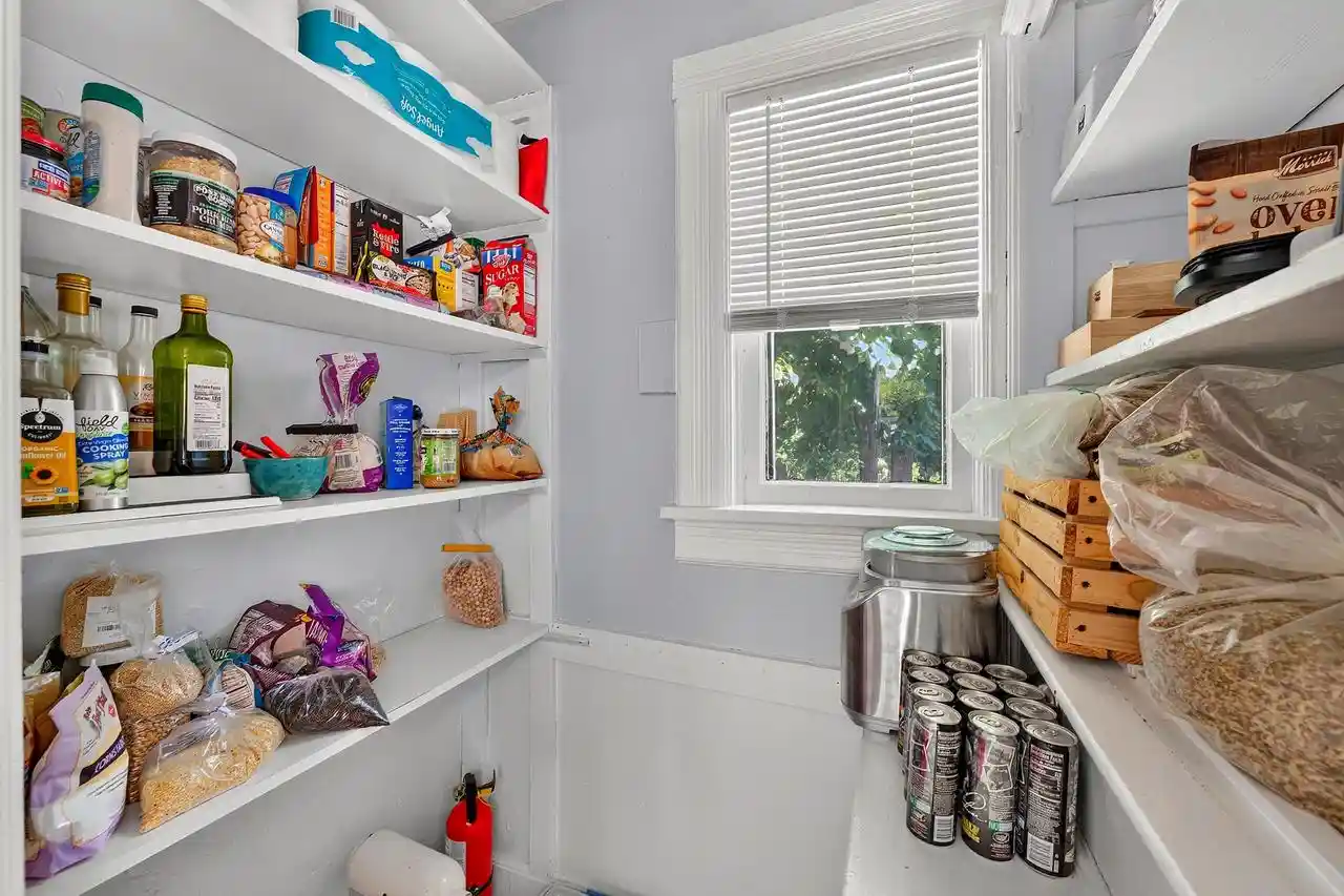 4th image of 10612 N Cedarburg Rd Rd, Mequon, WI 53092