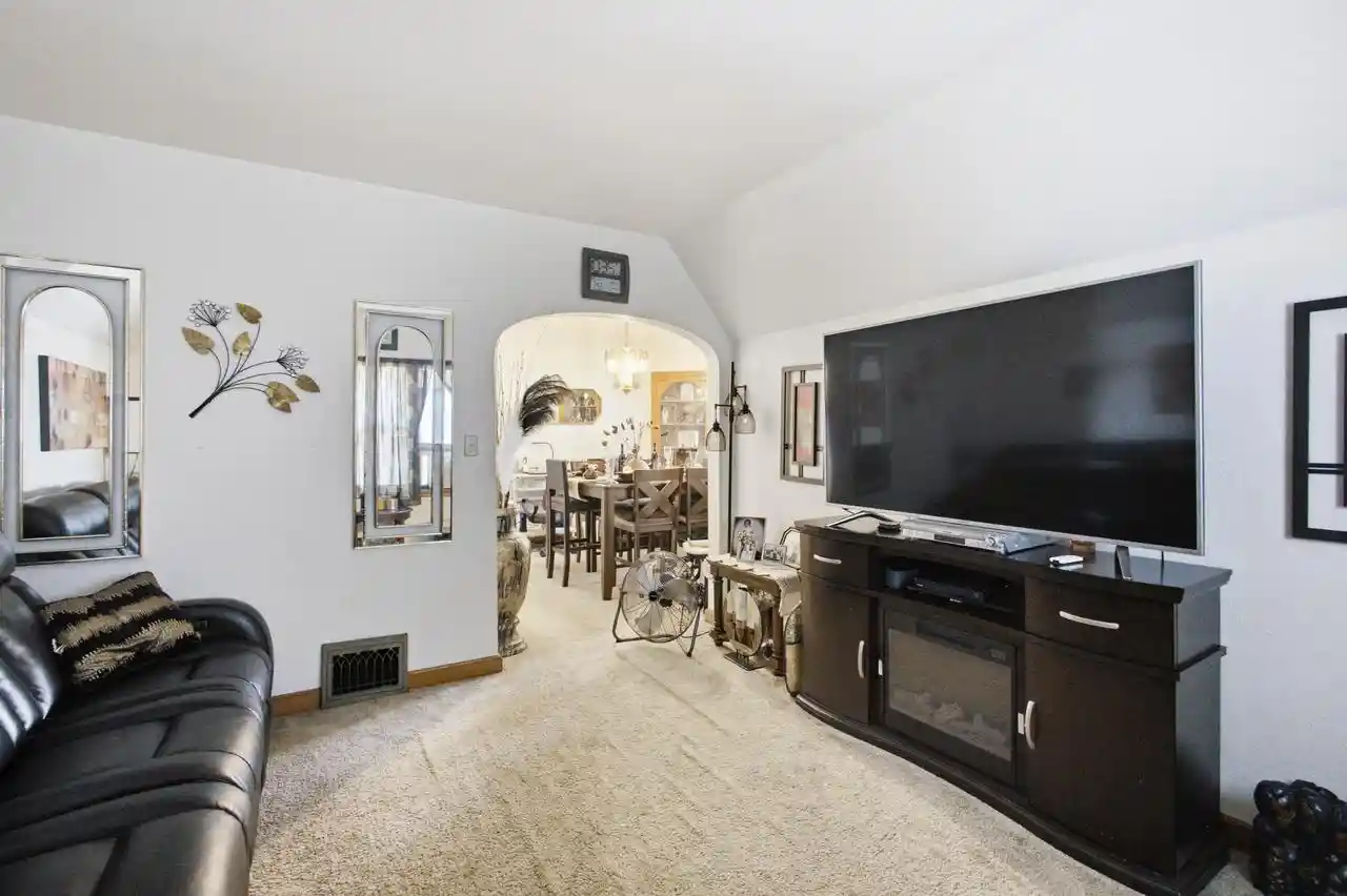 Listing Photo 4 - Condo for sale in building located at 5607 W Philip Pl Pl, Milwaukee, WI 53216 - Unit #5609