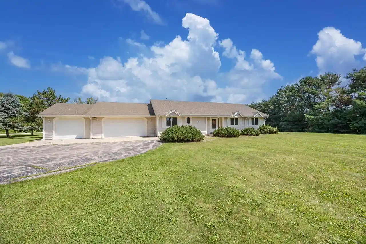 Homes for sale in Hartford, WI | 7490 Roosevelt Road Road, Hartford, WI 53027 | MLS# 1971565