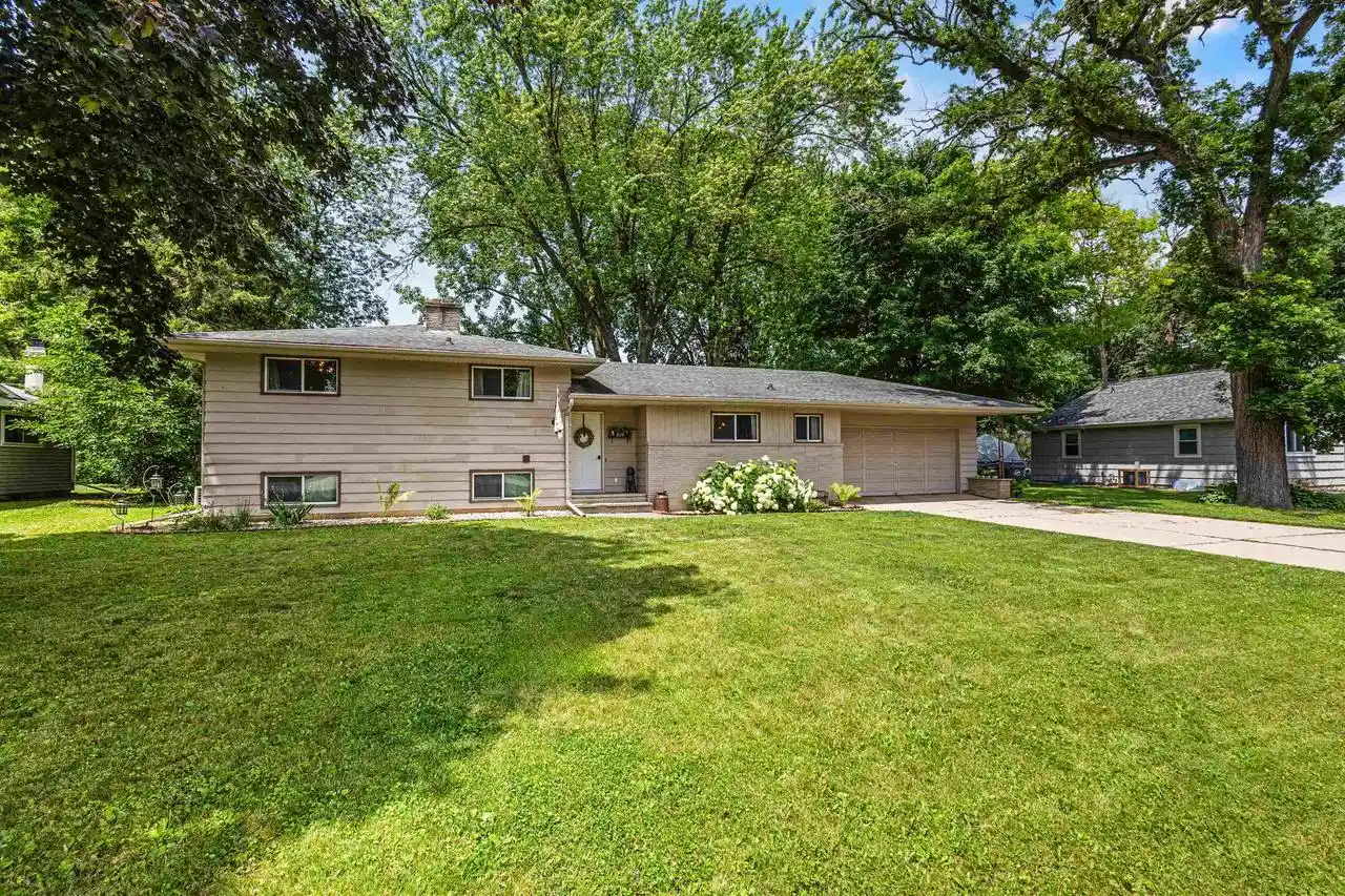 1st image of 826 Fieldcrest Dr Dr, Neenah, WI 54956 | MLS# 50329054