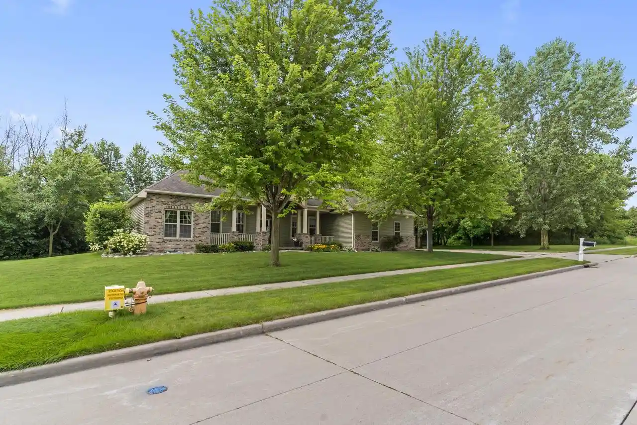 1st image of 1055 Zacher Dr Dr, Oshkosh, WI 54901 | MLS# 50329082