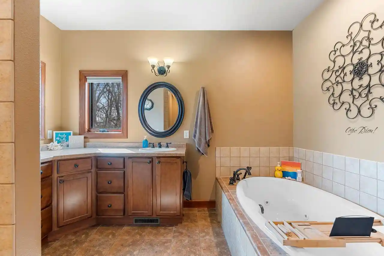 5th image of 1055 Zacher Dr Dr, Oshkosh, WI 54901 | MLS# 50329082