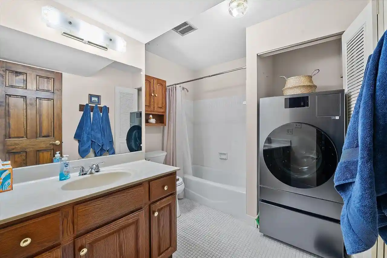 3rd image of 301 Park Hl Dr Dr, Pewaukee, WI 53072