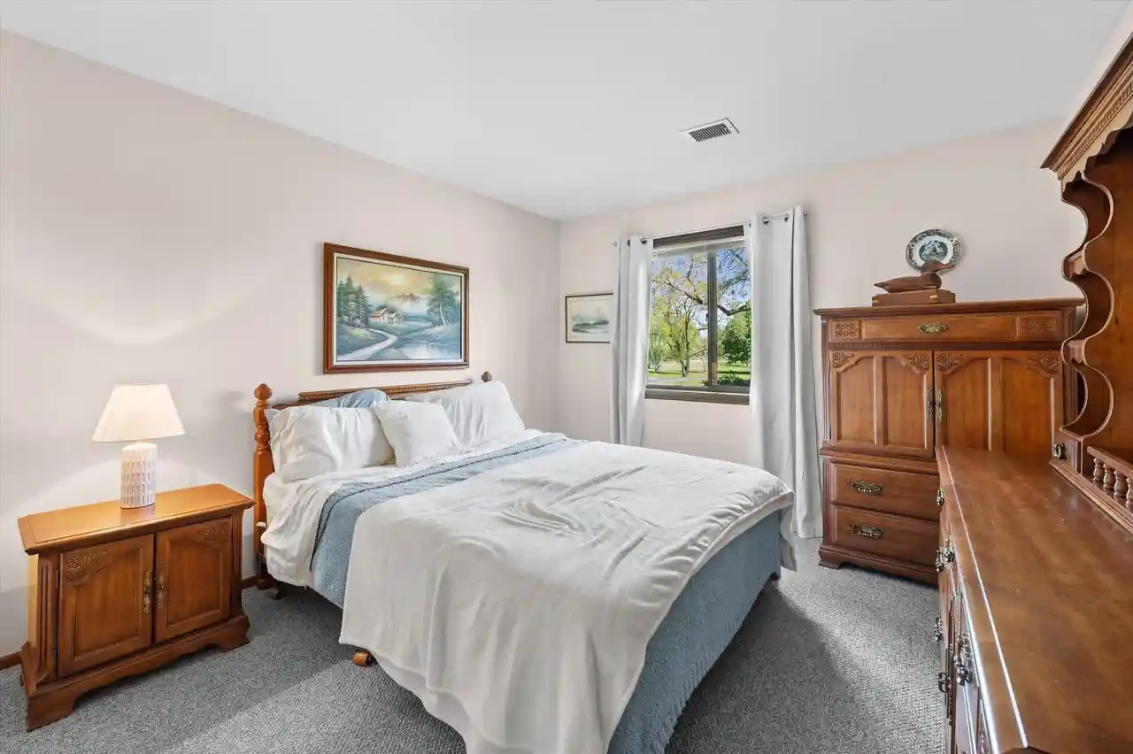 4th image of 301 Park Hl Dr Dr, Pewaukee, WI 53072