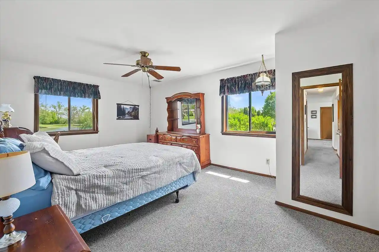 5th image of 301 Park Hl Dr Dr, Pewaukee, WI 53072