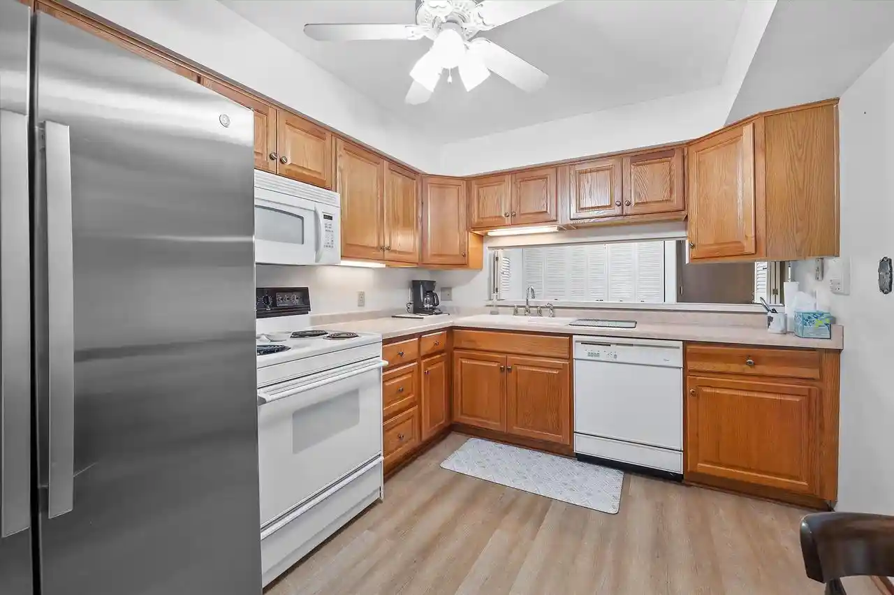 2nd image of 301 Park Hl Dr Dr, Pewaukee, WI 53072
