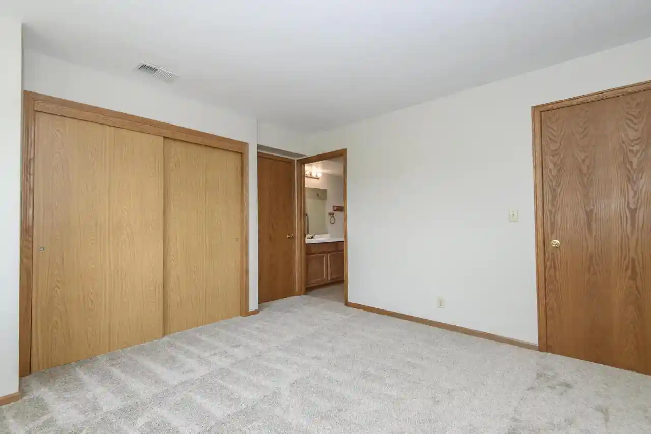 3rd image of 859 Quinlan Dr Dr, Pewaukee, WI 53072