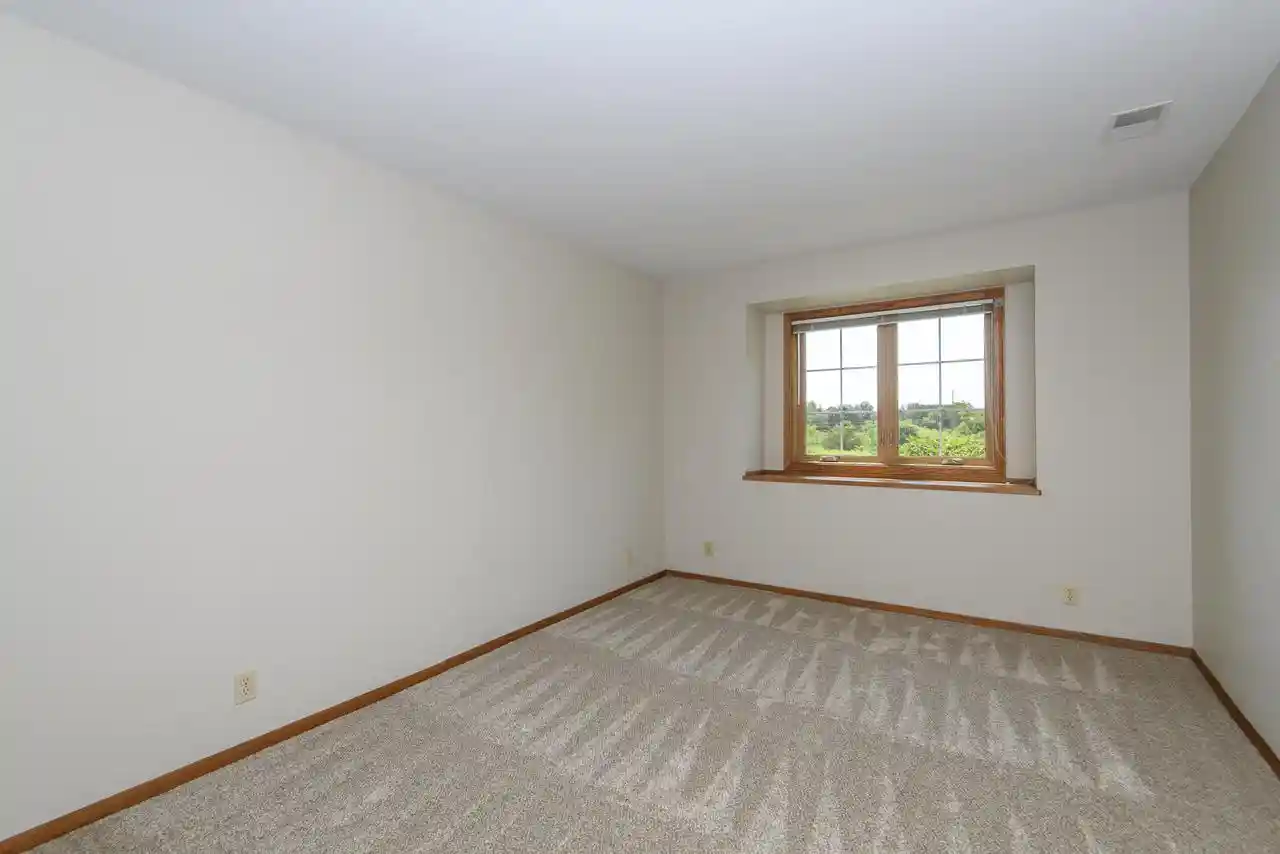 5th image of 859 Quinlan Dr Dr, Pewaukee, WI 53072