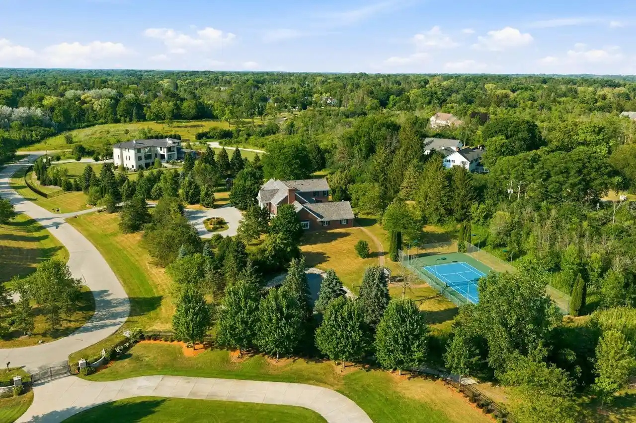 4th image of 9010 N Upper River Court Court, River Hills, WI 53217 | MLS# 1971664