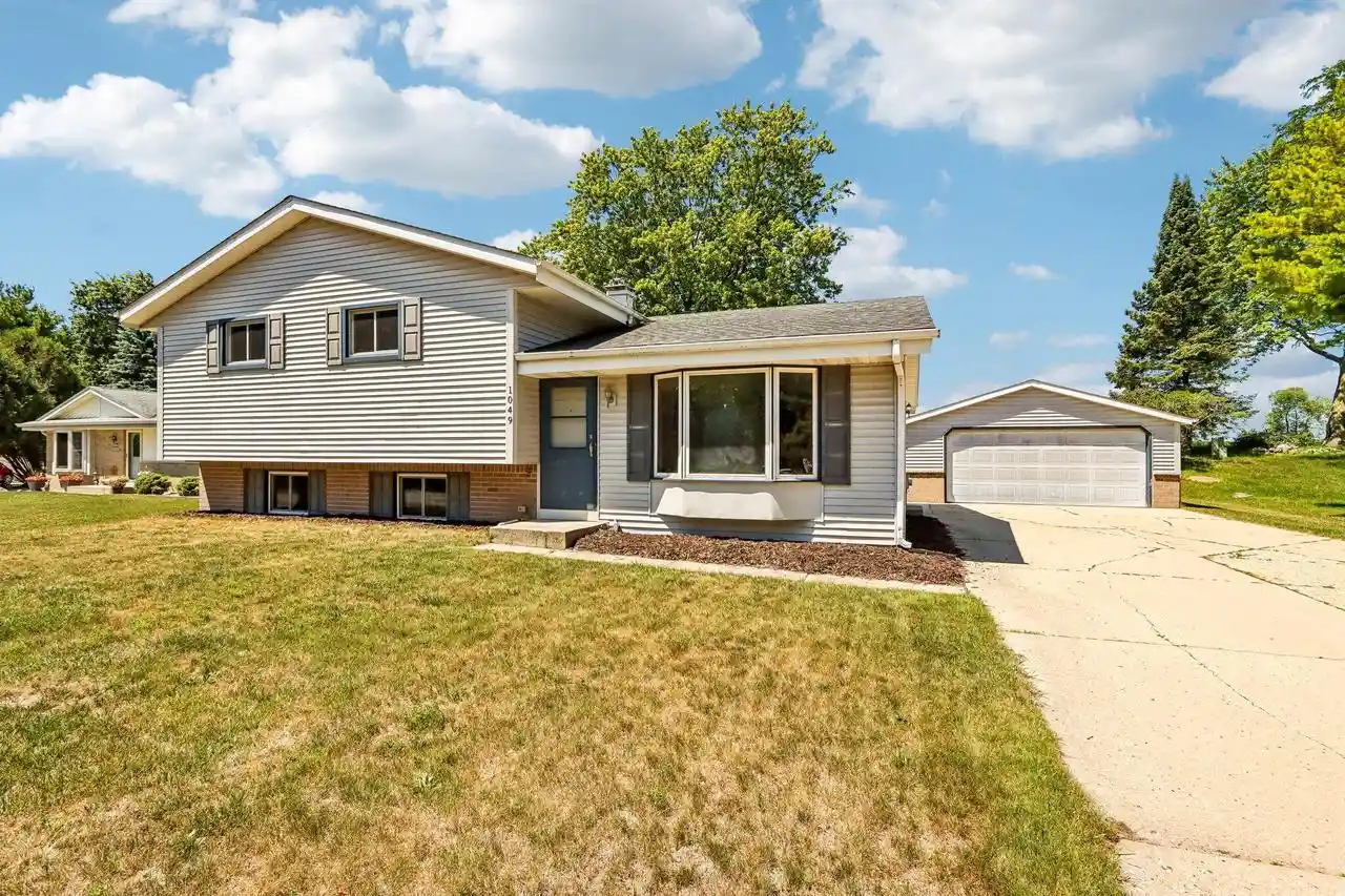 Homes for sale in Saukville, WI | 1049 S Glencrest Court Court, Saukville, WI 53080 | MLS# 1971700