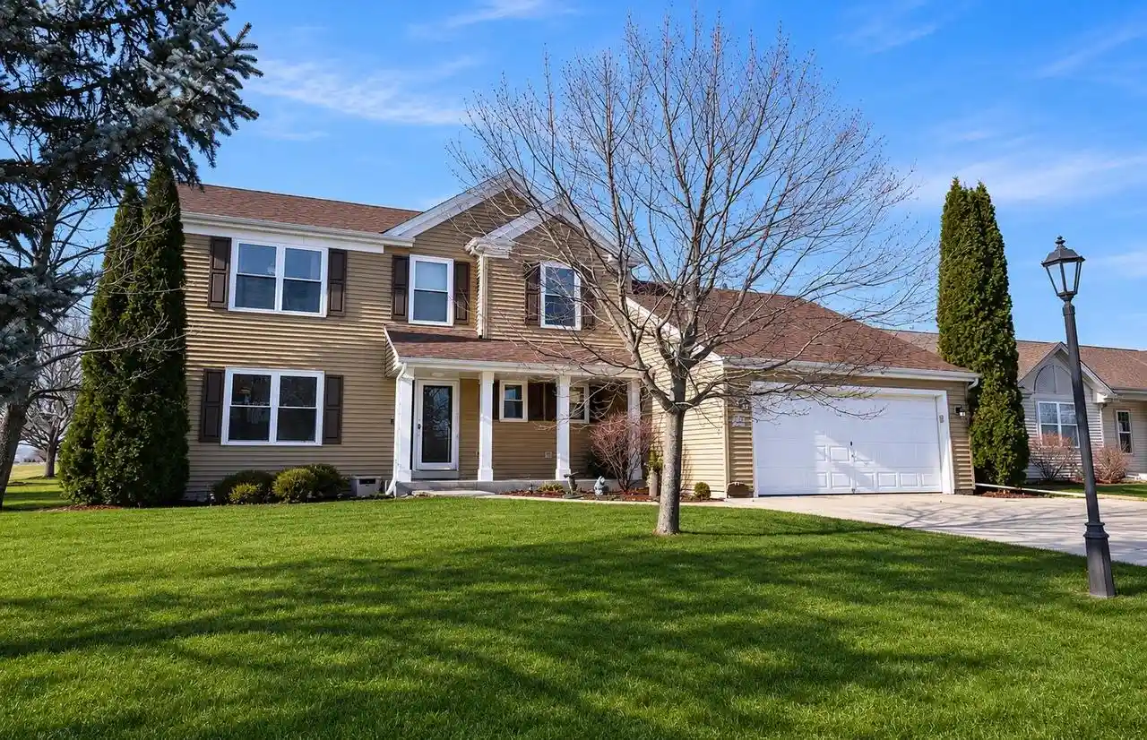 Homes for sale in Germantown, WI | W142n9823 Amber Dr Dr, Germantown, WI 53022 | MLS# 1971709