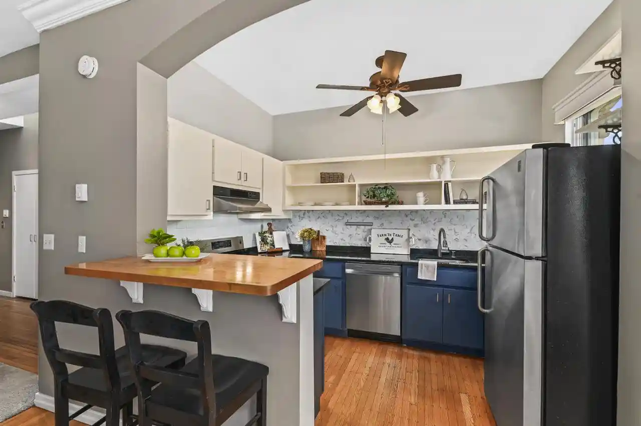 Listing Photo 5 - Condo for sale in building located at 912 E Pleasant St St, Milwaukee, WI 53202 - Unit #4