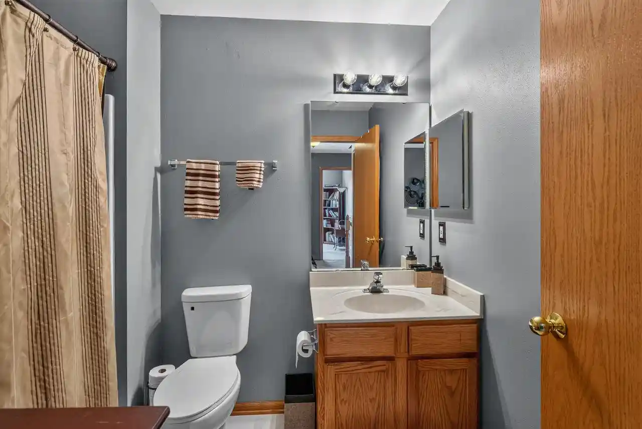 4th image of 1208 Kennedy Dr Dr, Hartford, WI 53027 | MLS# 1971730