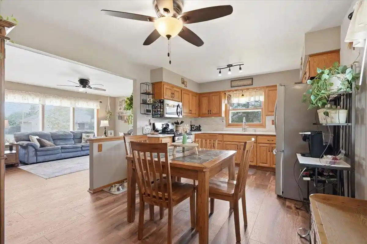 2nd image of 545 E Estates Pl Pl, Oak Creek, WI 53154 | MLS# 1971743
