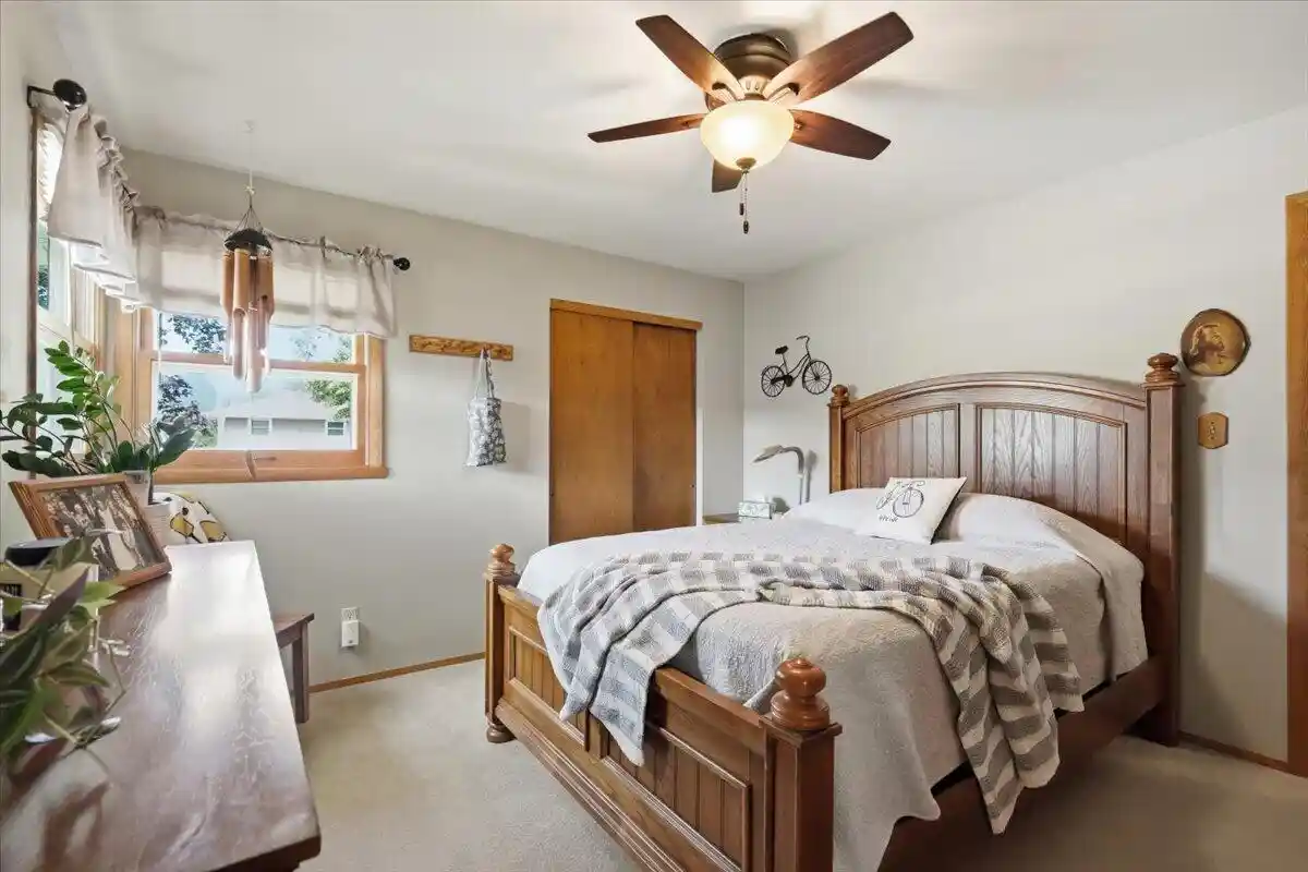image of 545 E Estates Pl Pl, Oak Creek, WI 53154 | MLS# 1971743