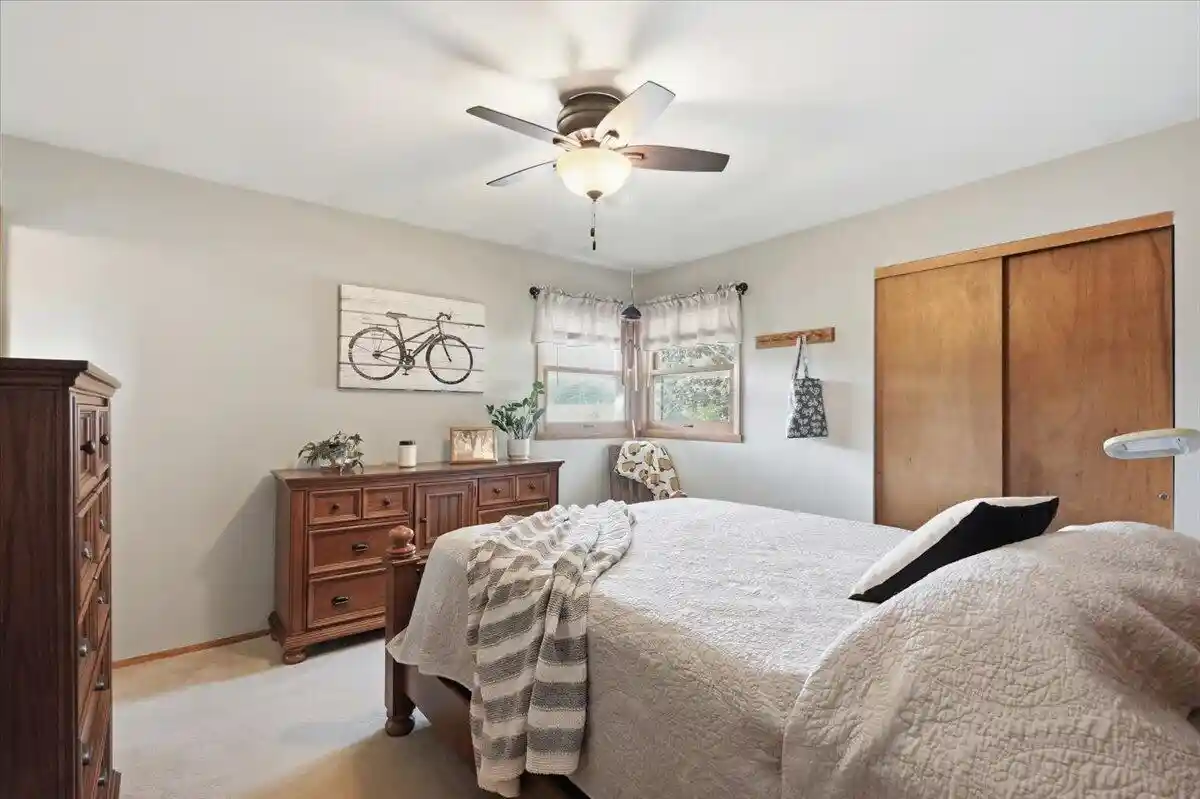 image of 545 E Estates Pl Pl, Oak Creek, WI 53154 | MLS# 1971743