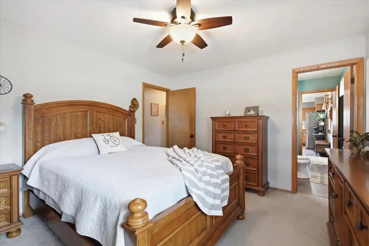 image of 545 E Estates Pl Pl, Oak Creek, WI 53154 | MLS# 1971743